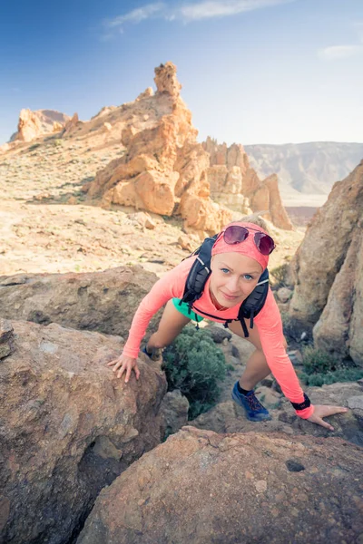 Kvinna hiker nått mountain top, sommar aktivitet — Stockfoto