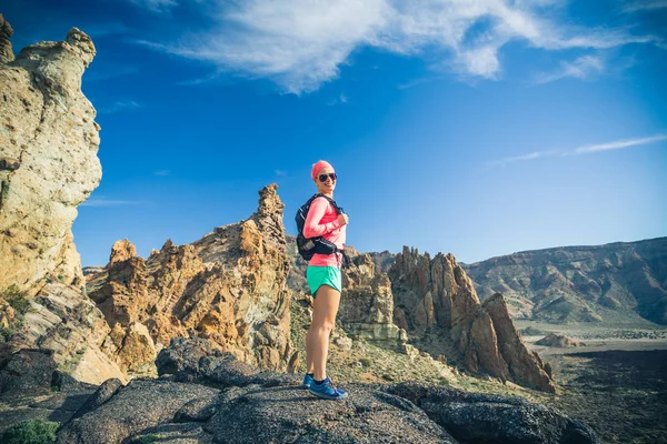 Mujer excursionista alcanzó la cima de la montaña, aventura mochilero —  Fotos de Stock