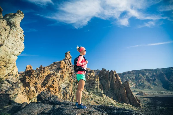 Vrouw wandelaar bereikt bergtop, backpacker avontuur — Stockfoto