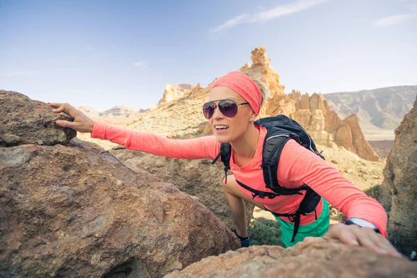 Mujer excursionista alcanzó la cima de la montaña, aventura mochilero — Foto de Stock