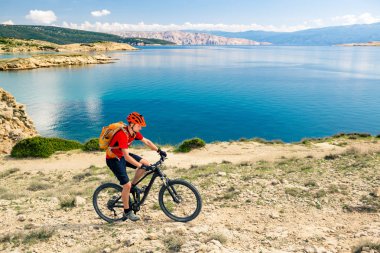Sonbahar ilham verici dağlar peyzaj üzerinde Bisiklete binmek Mountainbiker. Adam Bisiklete binme Mtb enduro iz parça. Spor fitness motivasyon ve ilham.