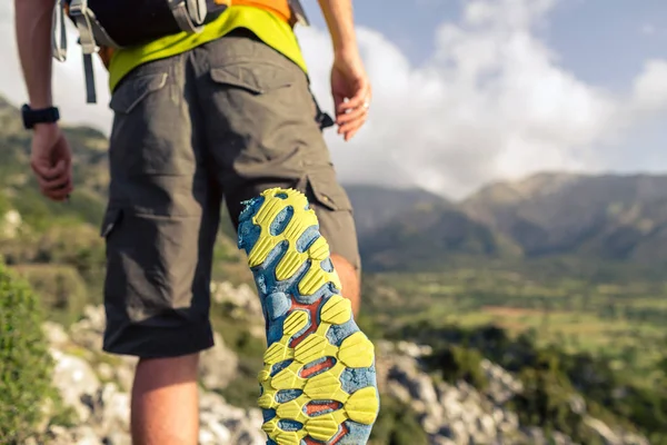 Caminhadas Homem Belas Montanhas Paisagem Inspiradora Caminhante Trekking Com Mochila — Fotografia de Stock