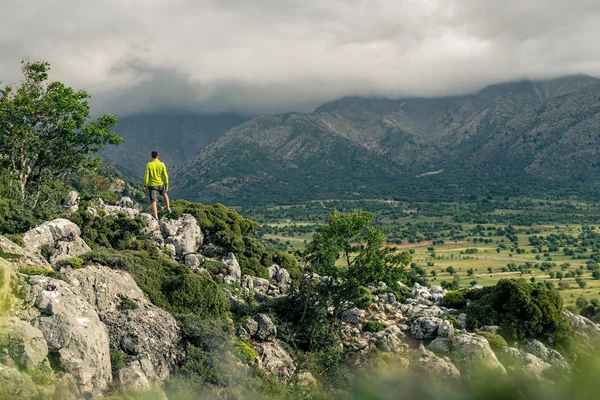 Adam Güzel Dağlarının Ilham Verici Manzaraya Bakan Hiking Sırt Çantası — Stok fotoğraf