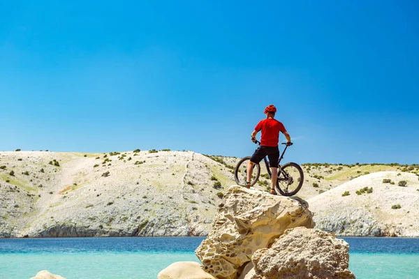 Mountain Biker Olhando Para Vista Viajando Bicicleta Paisagem Mar Verão — Fotografia de Stock