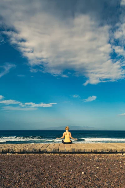 瑜伽冥想和放松瑜伽姿势，海景房中的女孩 — 图库照片