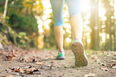 Yürüyüş ve spor ayakkabı sonbahar ormanda yürüyüş kadın. Koşu, yürüyüş veya sonbahar doğada dışında eğitim. İlham verici sağlık ve fitness kavramı.