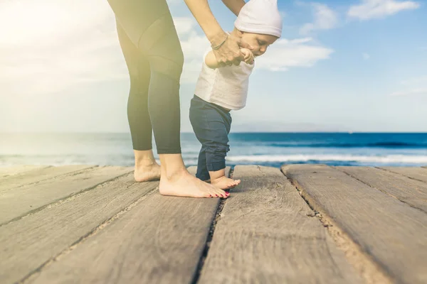 Menino Caminhando Praia Belo Dia Verão Mãe Com Filho Criança — Fotografia de Stock