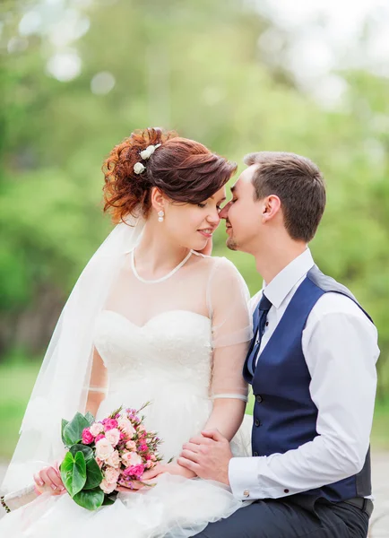 Braut und Bräutigam am Hochzeitstag — Stockfoto