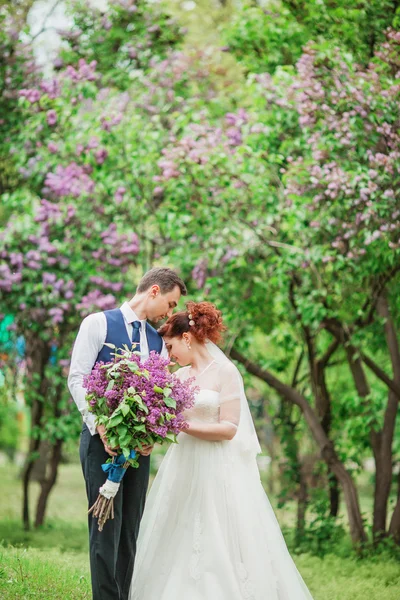 Noiva e noivo em seu dia de casamento — Fotografia de Stock