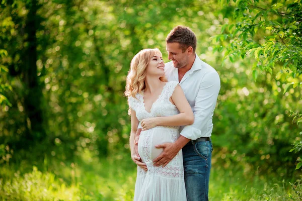 Mulher grávida com o marido — Fotografia de Stock