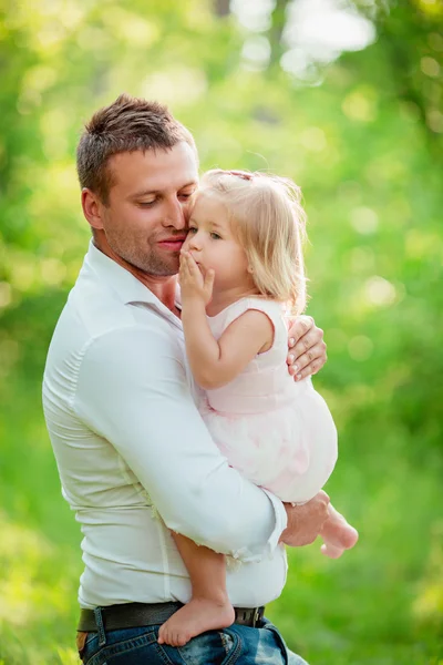 Pai feliz com bebê menina — Fotografia de Stock