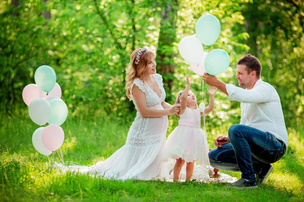 Donna incinta con marito e figlia — Foto Stock