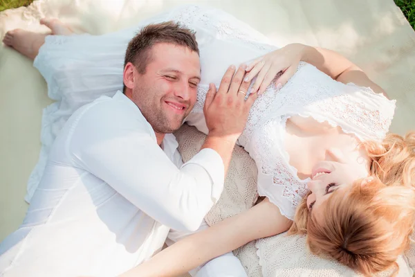 Mulher grávida com o marido — Fotografia de Stock