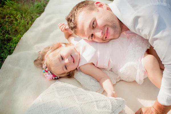 Gelukkig vader met babymeisje — Stockfoto