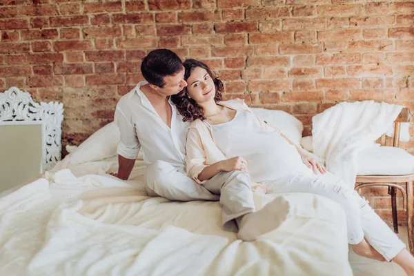 Zwangere vrouw en haar man — Stockfoto