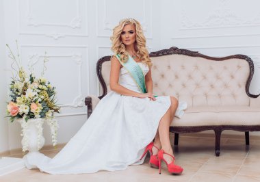 tacı olan genç güzel kız