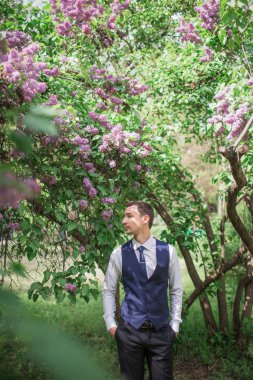 Yakışıklı damat gelini bekliyor. 