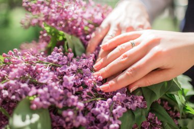 Çift elleri gösterilen