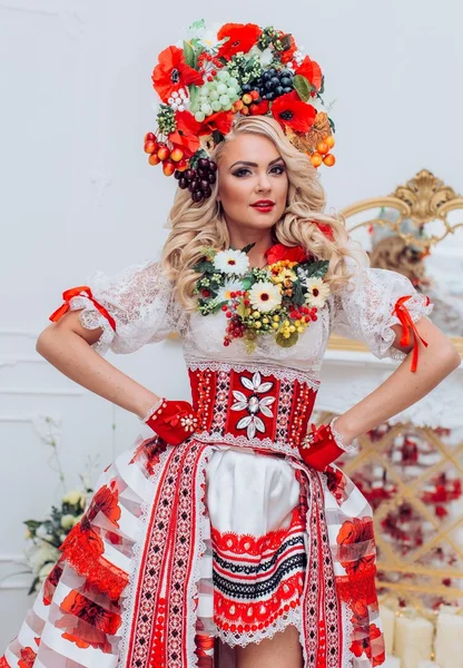 Mulher ucraniana em roupas nacionais — Fotografia de Stock