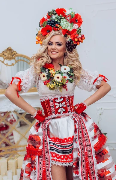 Mujer ucraniana en ropa nacional — Foto de Stock