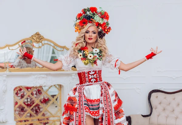 Mujer ucraniana en ropa nacional —  Fotos de Stock