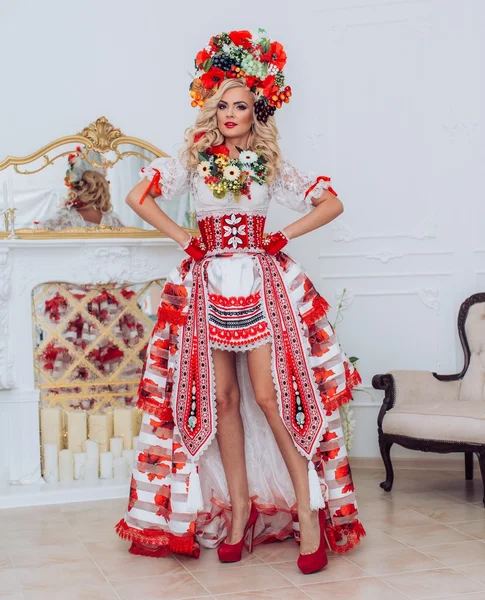 Donna ucraina in abiti nazionali — Foto Stock