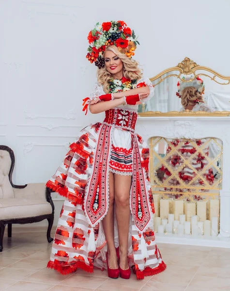 Femme ukrainienne en vêtements nationaux — Photo