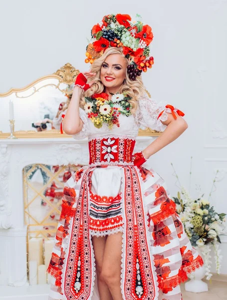 Ulusal giysiler Ukraynalı kadın — Stok fotoğraf