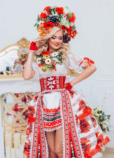 Femme ukrainienne en vêtements nationaux — Photo