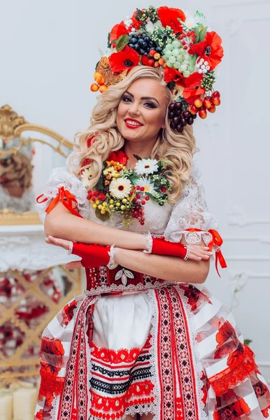 Украинка в национальной одежде — стоковое фото