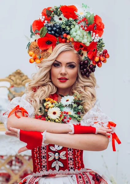 Femme ukrainienne en vêtements nationaux — Photo