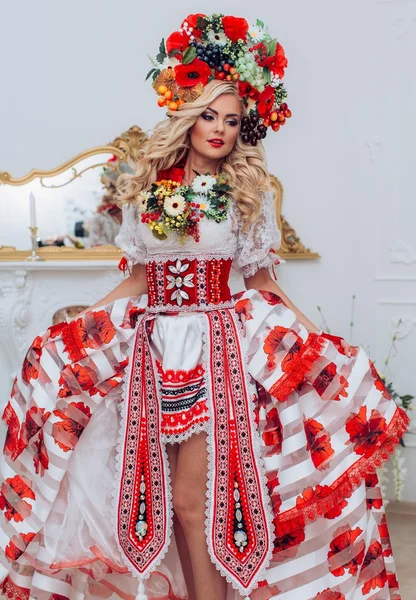 Femme ukrainienne en vêtements nationaux — Photo