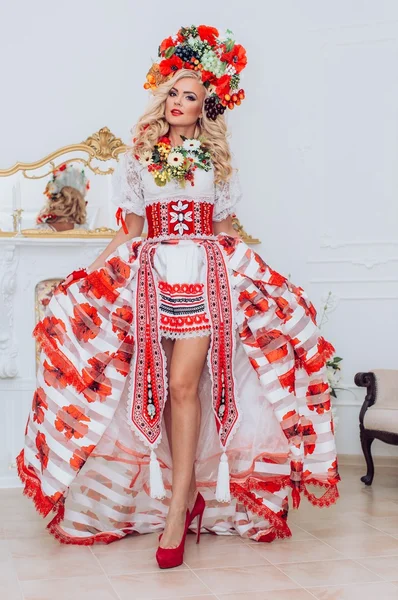 Donna ucraina in abiti nazionali — Foto Stock