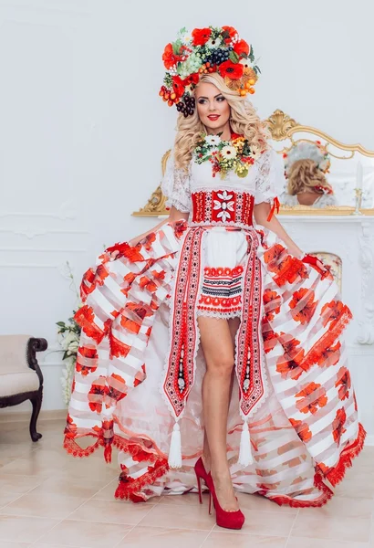 Українська жінка в національному одязі — стокове фото