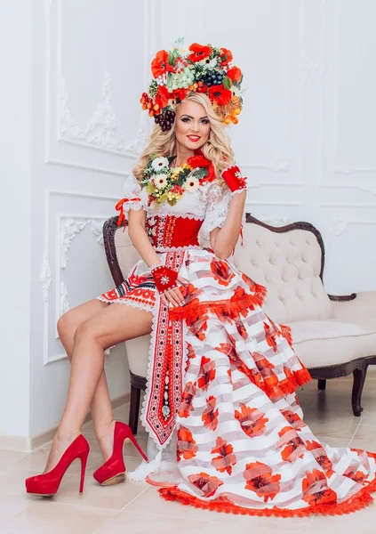 Mujer ucraniana en ropa nacional —  Fotos de Stock