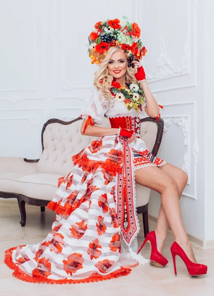 Femme ukrainienne en vêtements nationaux — Photo