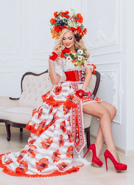 Ukrajinská žena v národním oblečení — Stock fotografie