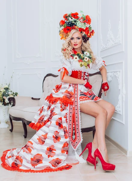 Femme ukrainienne en vêtements nationaux — Photo