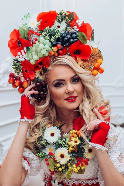 Mujer ucraniana en ropa nacional — Foto de Stock