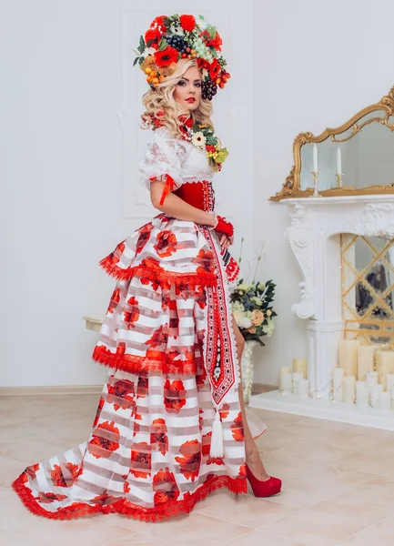 Femeia ucraineană în haine naționale — Fotografie, imagine de stoc
