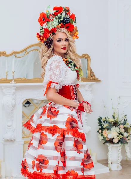 Mujer ucraniana en ropa nacional — Foto de Stock