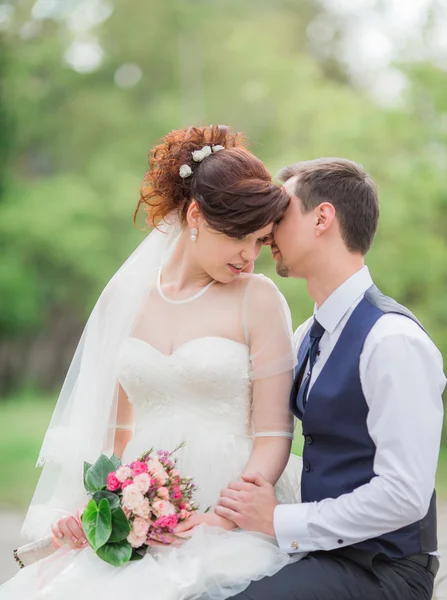 Braut und Bräutigam am Hochzeitstag — Stockfoto