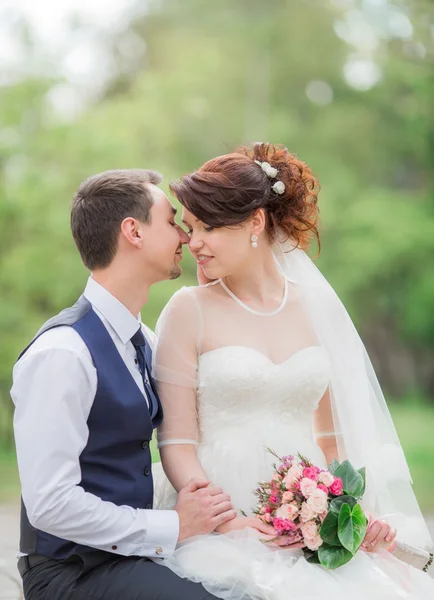 Menyasszony és vőlegény az esküvő napján — Stock Fotó