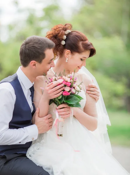 Mempelai pria dan wanita pada hari pernikahan mereka — Stok Foto