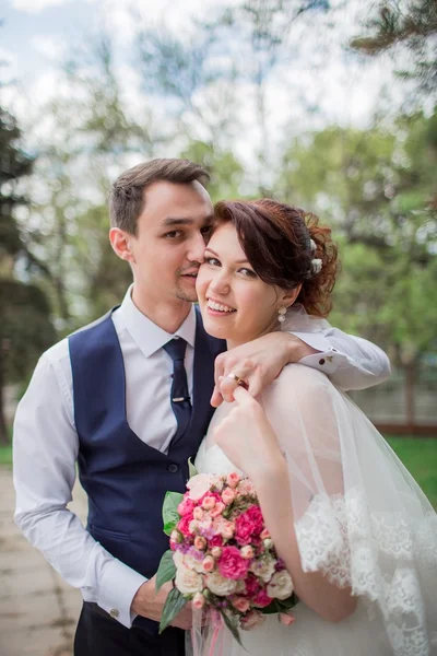 Novia y novio en el día de su boda —  Fotos de Stock