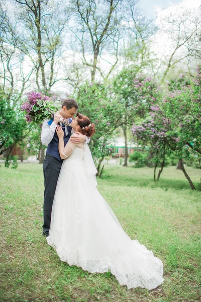 Braut und Bräutigam am Hochzeitstag — Stockfoto