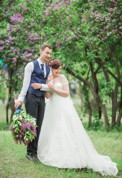 Novia y novio en el día de su boda — Foto de Stock