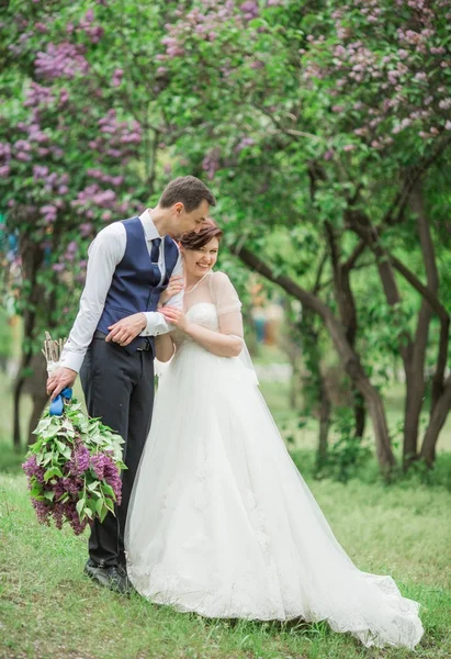 Novia y novio en el día de su boda — Foto de Stock