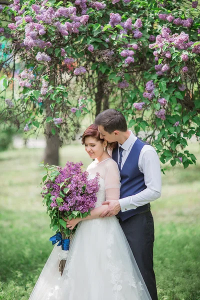 Braut und Bräutigam am Hochzeitstag — Stockfoto