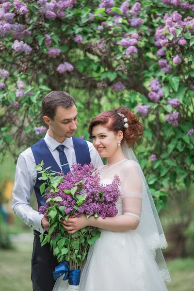 Novia y novio en el día de su boda — Foto de Stock